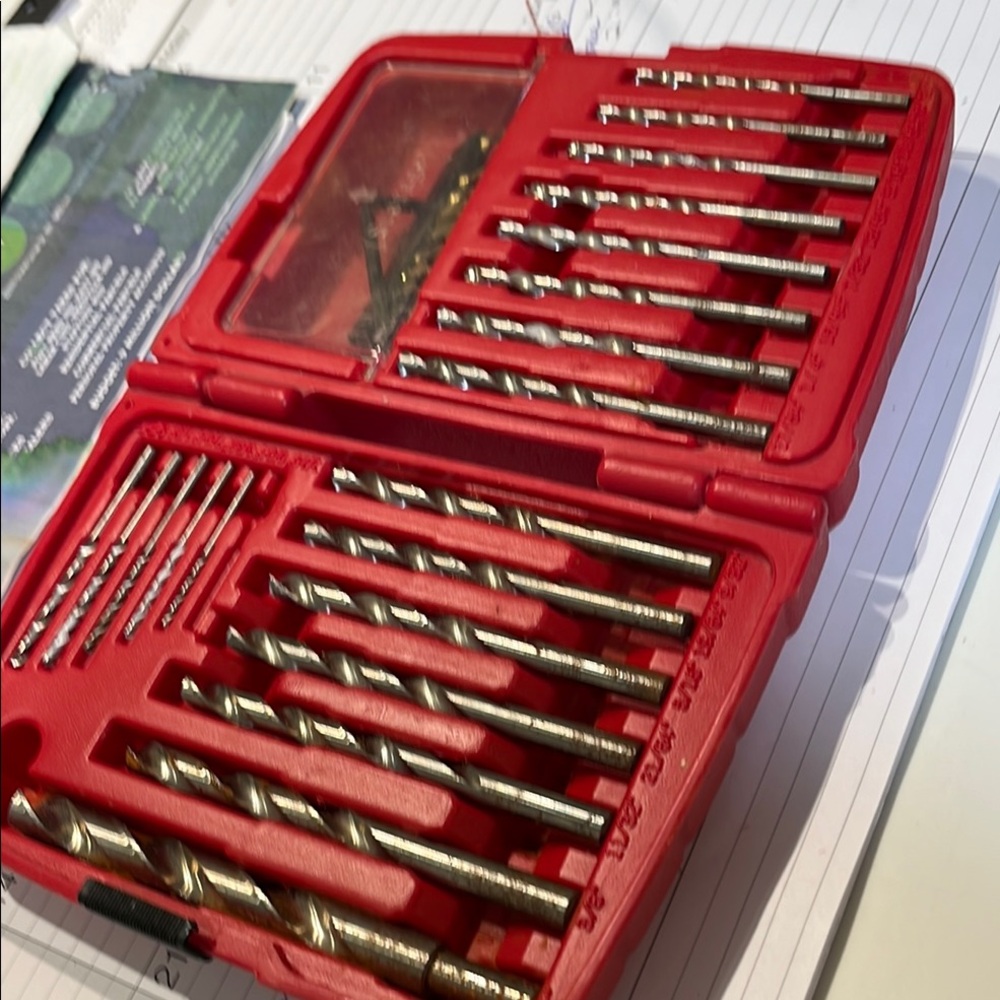 SKIL Red Drill Bit Set universal, steel, 20 pieces, one piece is missing.
